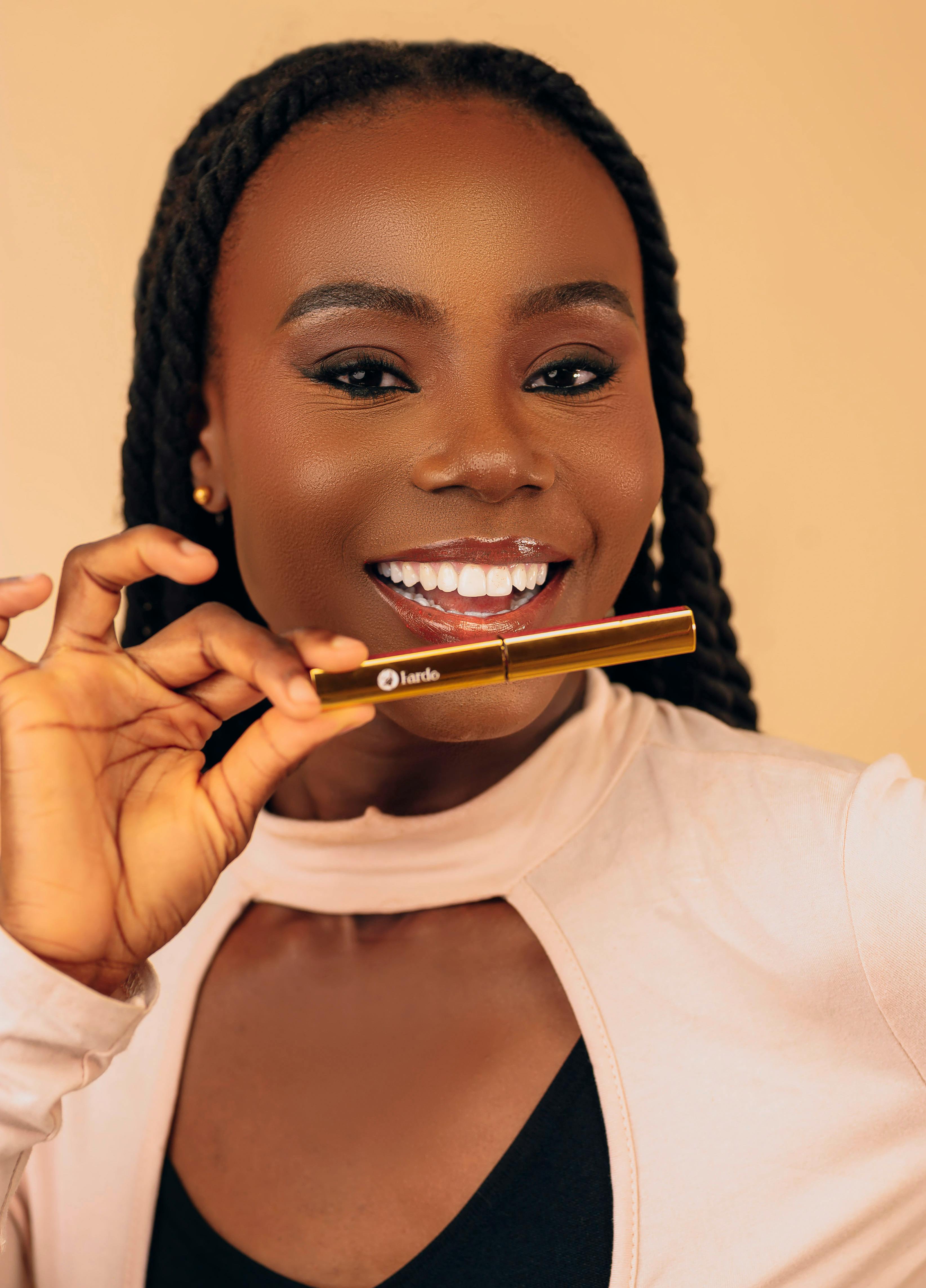 高分作品海报：霓虹港湾